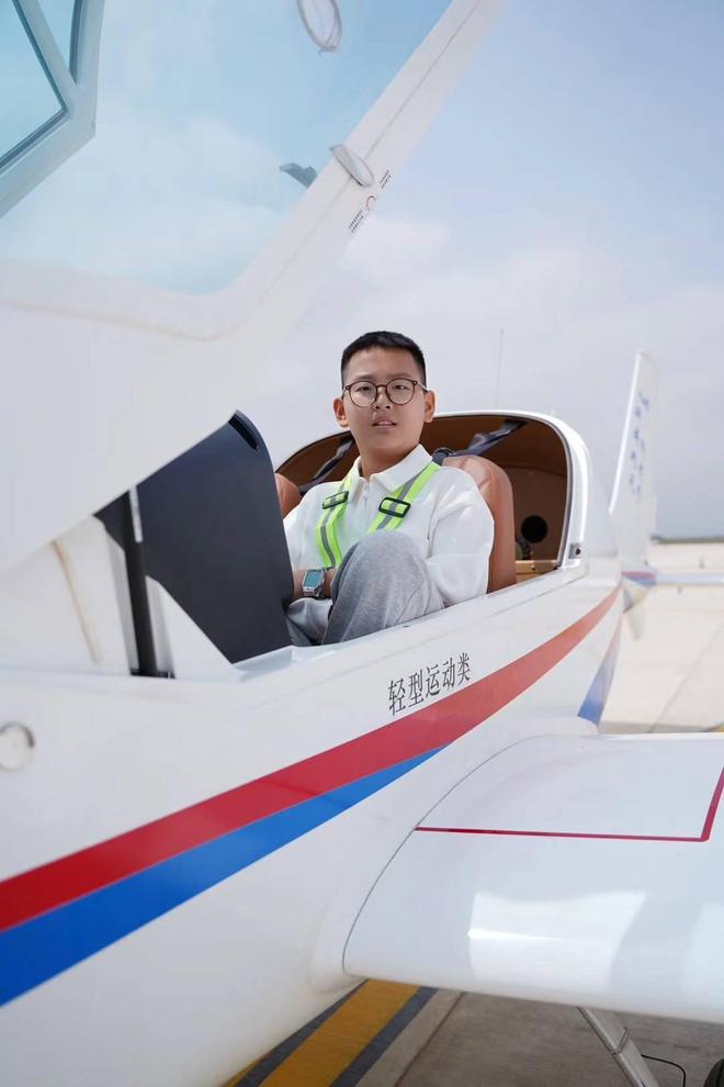 陕西咸阳飞机体验跃龙航空飞行员培训影视拍摄个人娱乐飞机(图2) 陕西咸阳飞机体验跃龙航空飞行员培训影视拍摄个人娱乐飞机(图2)