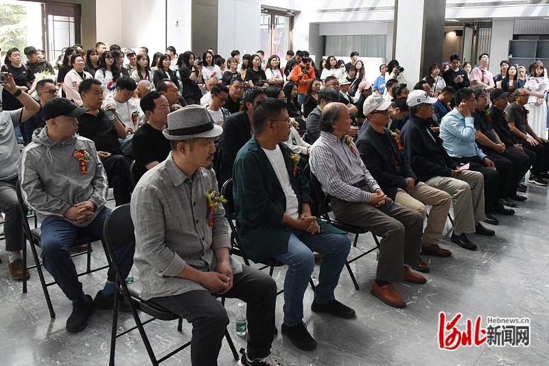引力场——河北师范大学美术与设计学院2024届毕业生获奖作品展开幕(图1) 引力场——河北师范大学美术与设计学院2024届毕业生获奖作品展开幕(图1)