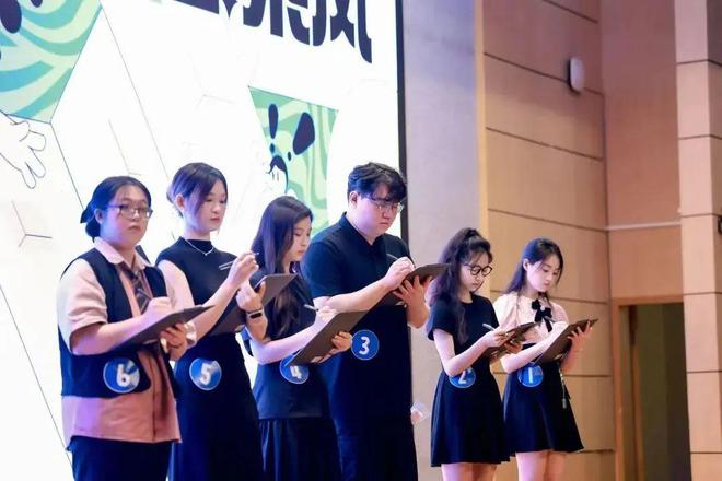 破浪去乘风——深圳大学传播学院2024届本科广告学专业毕业设计答辩集萃(图7) 破浪去乘风——深圳大学传播学院2024届本科广告学专业毕业设计答辩集萃(图7)