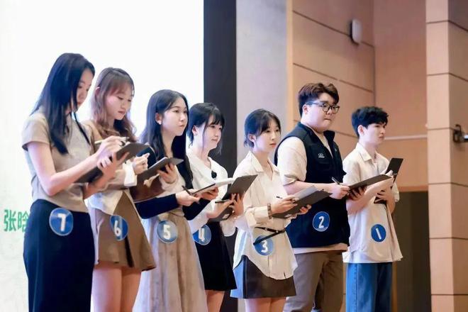 破浪去乘风——深圳大学传播学院2024届本科广告学专业毕业设计答辩集萃(图9) 破浪去乘风——深圳大学传播学院2024届本科广告学专业毕业设计答辩集萃(图9)