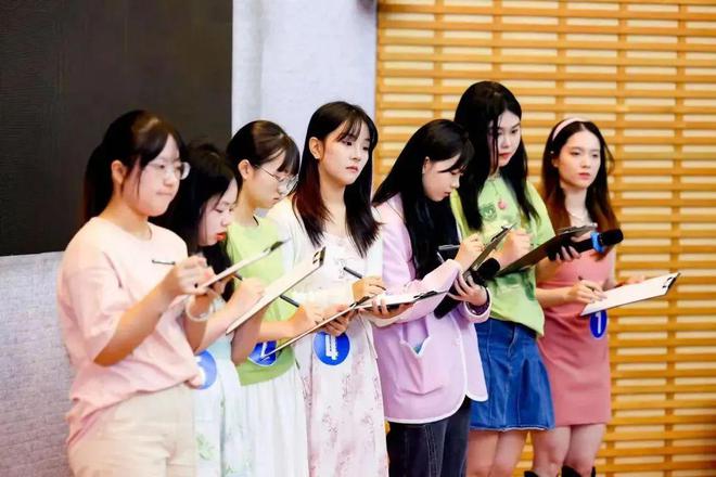 破浪去乘风——深圳大学传播学院2024届本科广告学专业毕业设计答辩集萃(图14) 破浪去乘风——深圳大学传播学院2024届本科广告学专业毕业设计答辩集萃(图14)