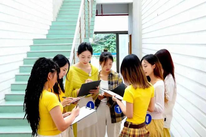 破浪去乘风——深圳大学传播学院2024届本科广告学专业毕业设计答辩集萃(图16) 破浪去乘风——深圳大学传播学院2024届本科广告学专业毕业设计答辩集萃(图16)