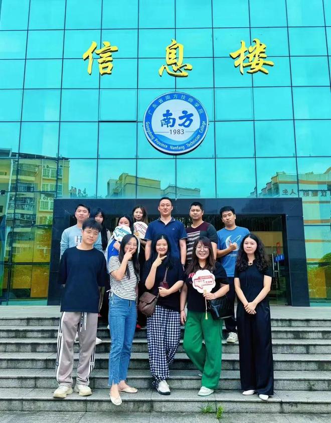 匠心筑梦“艺”领未来!乐昌大联团队赋能2024广东南方技师学院艺术设计学院毕业设计精品展(图1) 匠心筑梦“艺”领未来!乐昌大联团队赋能2024广东南方技师学院艺术设计学院毕业设计精品展(图1)