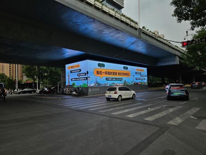 和平路荣盛华府路口LED大屏广告(图1)