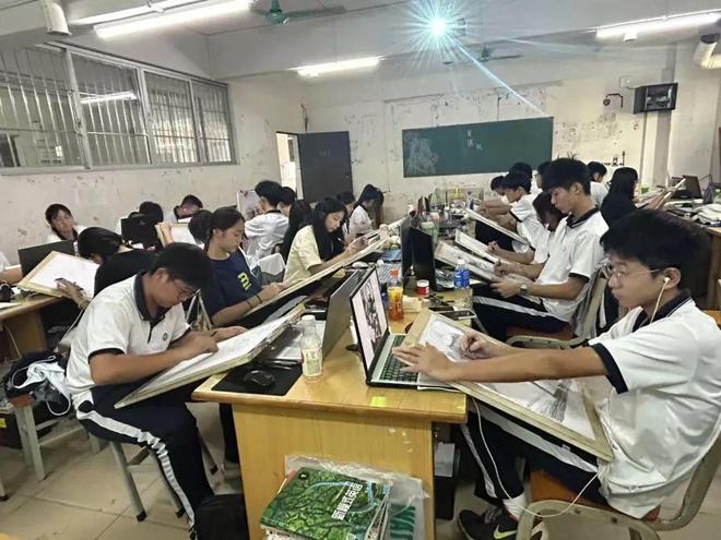 我们的“素描时光” 24级广告学子基本功修炼记(图2) 我们的“素描时光” 24级广告学子基本功修炼记(图2)