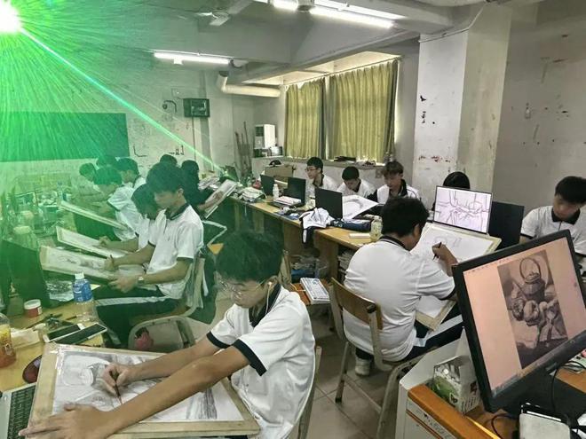 我们的“素描时光” 24级广告学子基本功修炼记(图3) 我们的“素描时光” 24级广告学子基本功修炼记(图3)