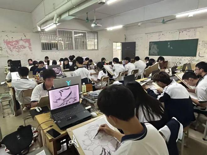 我们的“素描时光” 24级广告学子基本功修炼记(图1) 我们的“素描时光” 24级广告学子基本功修炼记(图1)