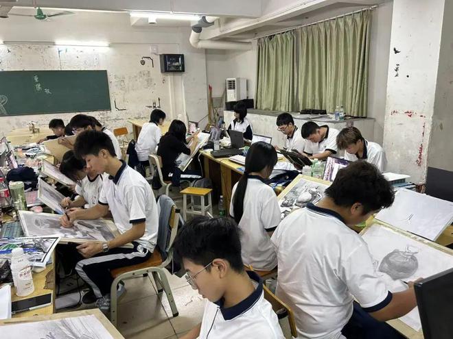 我们的“素描时光” 24级广告学子基本功修炼记(图5) 我们的“素描时光” 24级广告学子基本功修炼记(图5)