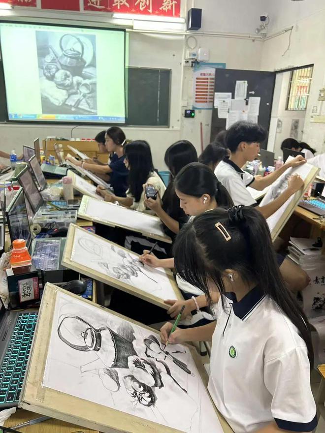 我们的“素描时光” 24级广告学子基本功修炼记(图4) 我们的“素描时光” 24级广告学子基本功修炼记(图4)