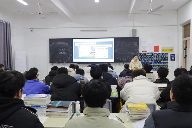 江西工程学院领导深入教学一线听课(图1)