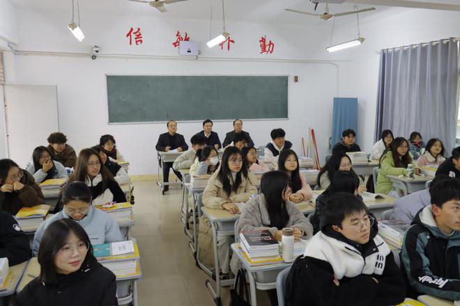 江西工程学院领导深入教学一线听课(图3)